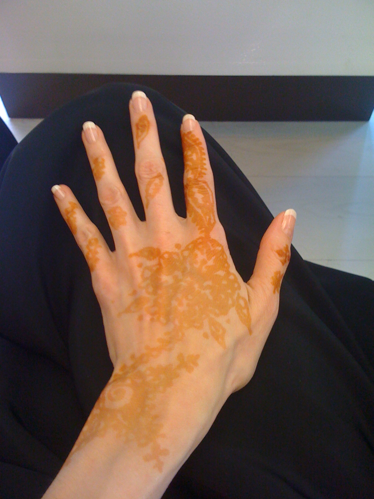 La seule fois où je me suis fait une french cétait pour mon mariage ! Et certainement pas avec des ongles carrés ! des ongles légèrement arrondis,