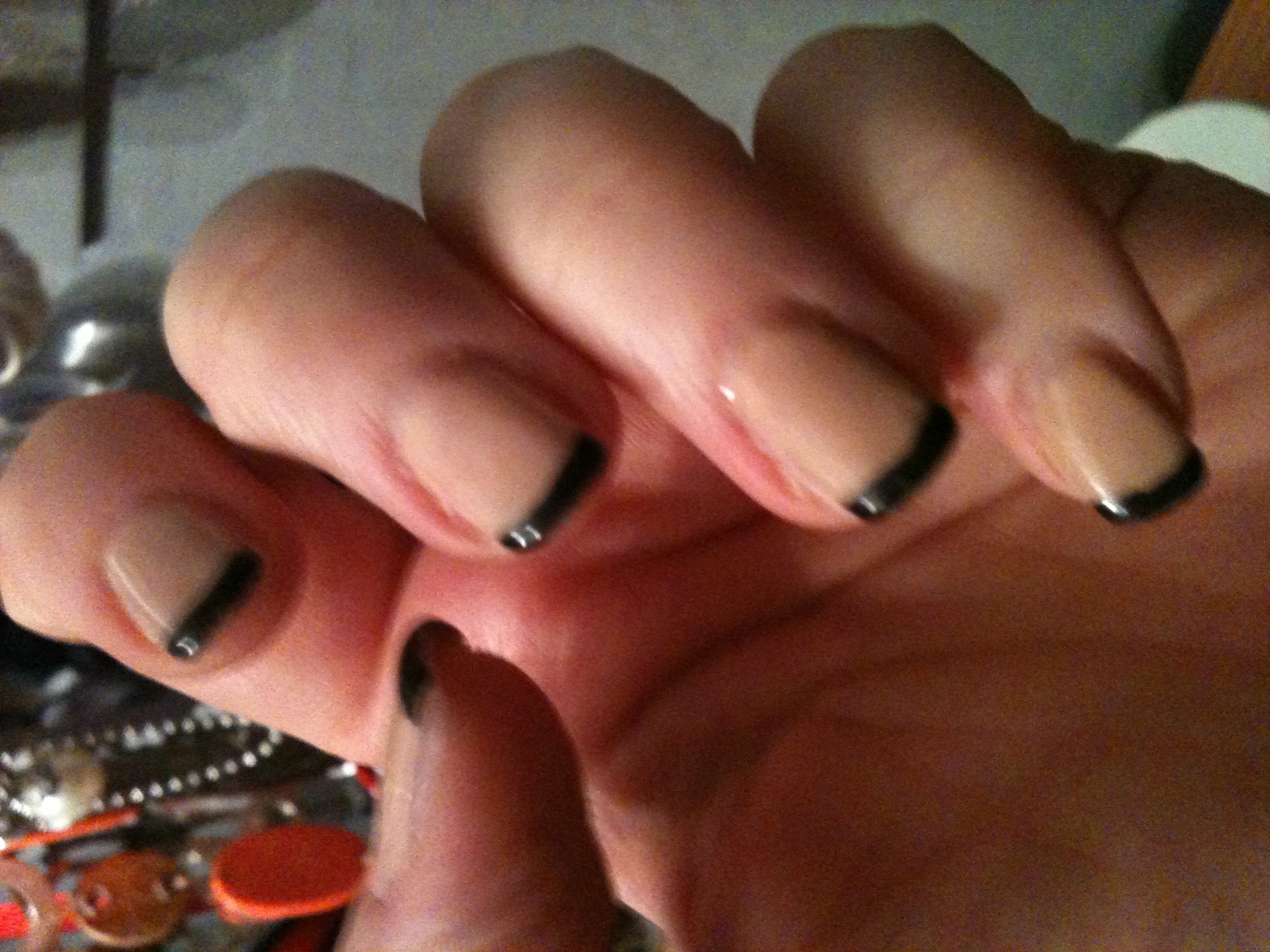 Contre toute attente j\u0027ai retenté la manucure ,car j\u0027ai des mains d\u0027artisan hyper moches et des ongles atroces .Je me suis laissée séduire par une black