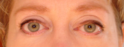 cath-maquillee-yeux-ouverts.jpg