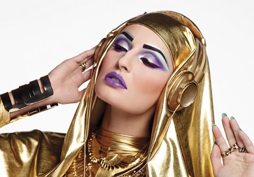 SS12_gold headphones_close-up front_LR 520