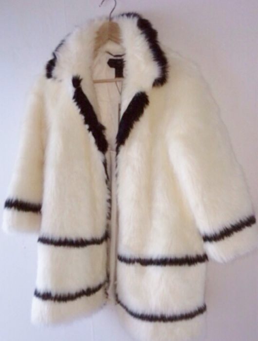 manteau-fourrure-h-et-m-blanc-et-noir